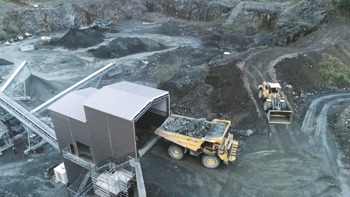 Grovknuseverket tar ut fraksjonene 0-20 mm, 0-32 mm, 20-120 mm og 20 - 250 mm. Sistnevnte går til bufferlager til neste knusetrinn.
