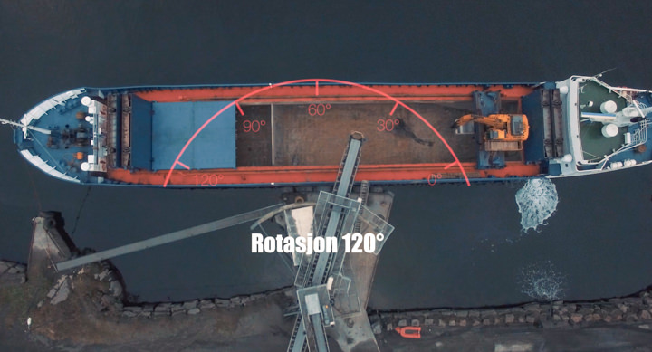 Skipet ligger i ro og lasting skjer uavbrutt. Mulig på grunn av at utlaster har 120 graders svingradius.
