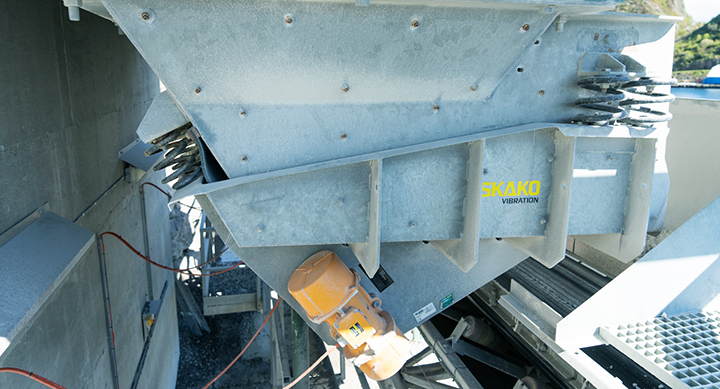 Solid springs and the right choice of motor ensure a long service life. Skako specializes in feeders and delivers worldwide.