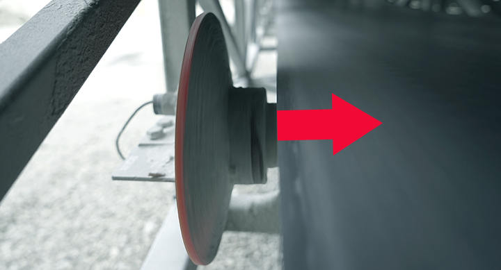 The guide plate keeps the conveyor belt straight.