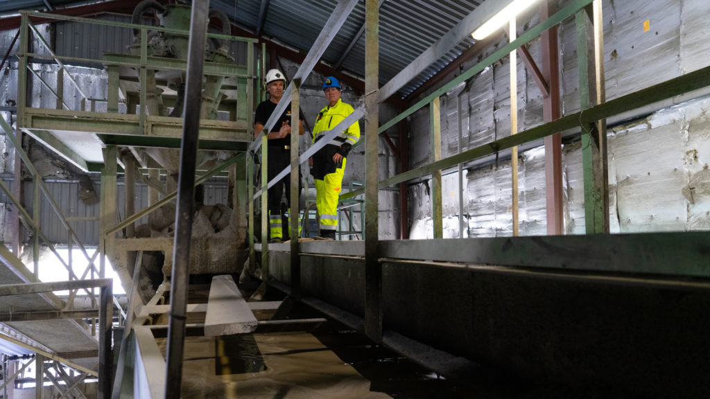 Vann spiller en essensiell rolle i produksjonen hos Forsand sandkompani, både i sandtaket og i produksjonen.