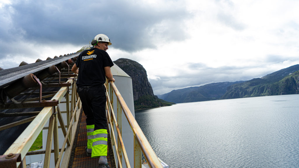 Store deler av tilslaget blir brukt i betongproduksjon. Det lastes på båt fra produksjonsanlegget som ligger rett ved Høgsfjorden.