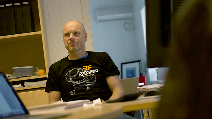 Rune Haukalid daglig leder i Forsand Sandkompani på kontoret