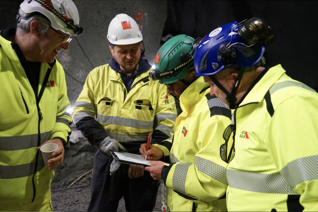 Bilde av arbeidere som diskuterer